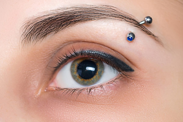 Kolczyk w brwi: standard eyebrow piercing